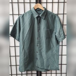 Van Huesen. Green Pattern Dress Shirt. Medium